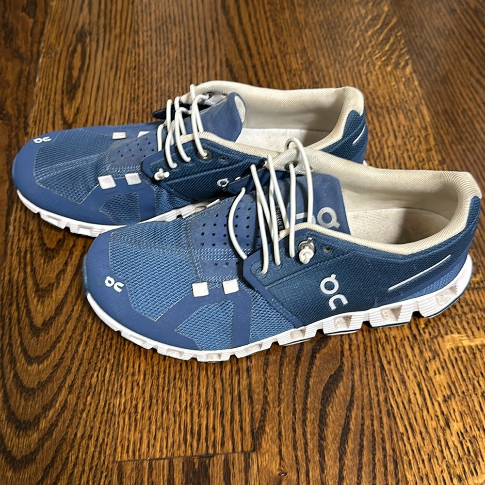 ON slip on running shoes. Size 6.